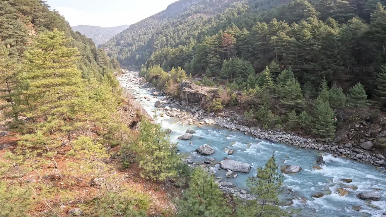 杜德科什河的景色，以其最高的海拔而闻名，流经尼泊尔的萨加玛塔国家公园。视频下载