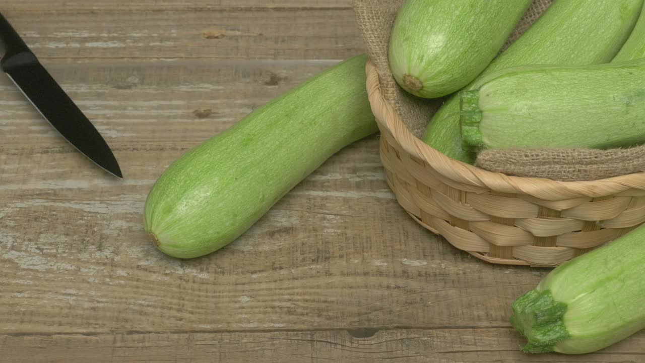 专业准备新鲜的西葫芦在一个美丽的乡村台面美味的菜肴视频素材