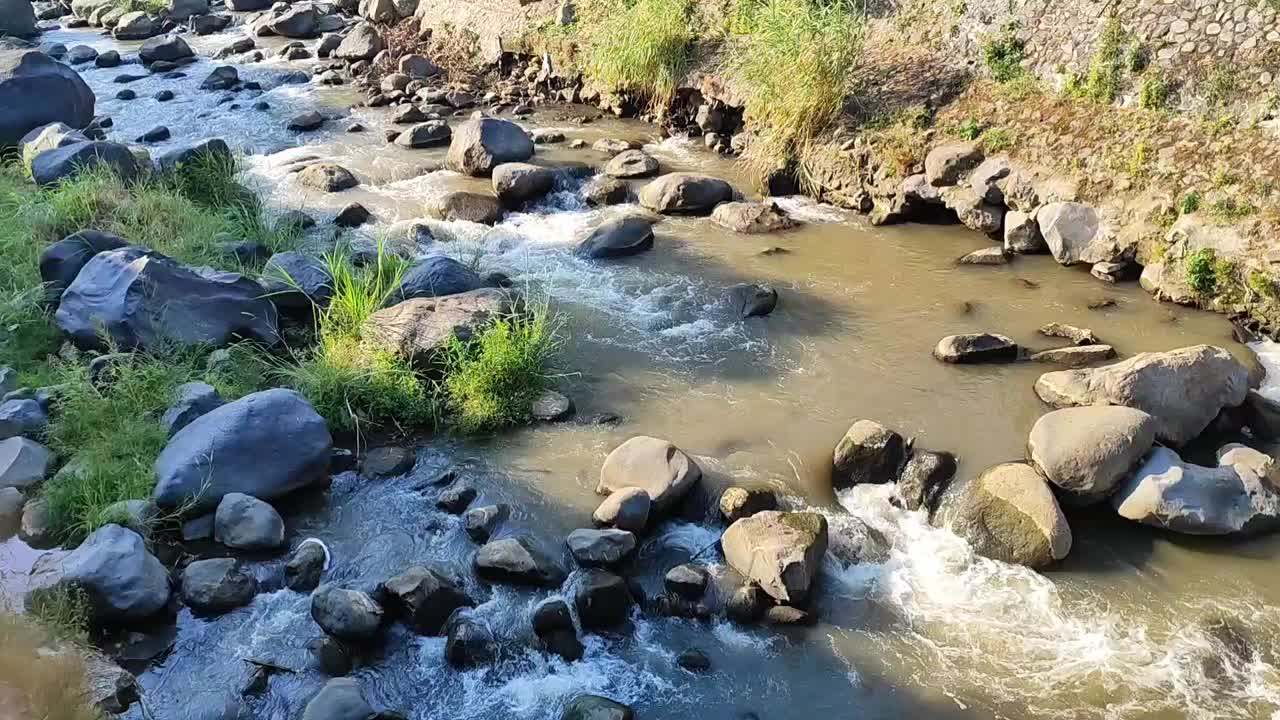 河水从岩石上流过视频下载