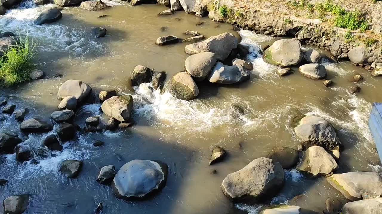 河水从岩石上流过视频下载