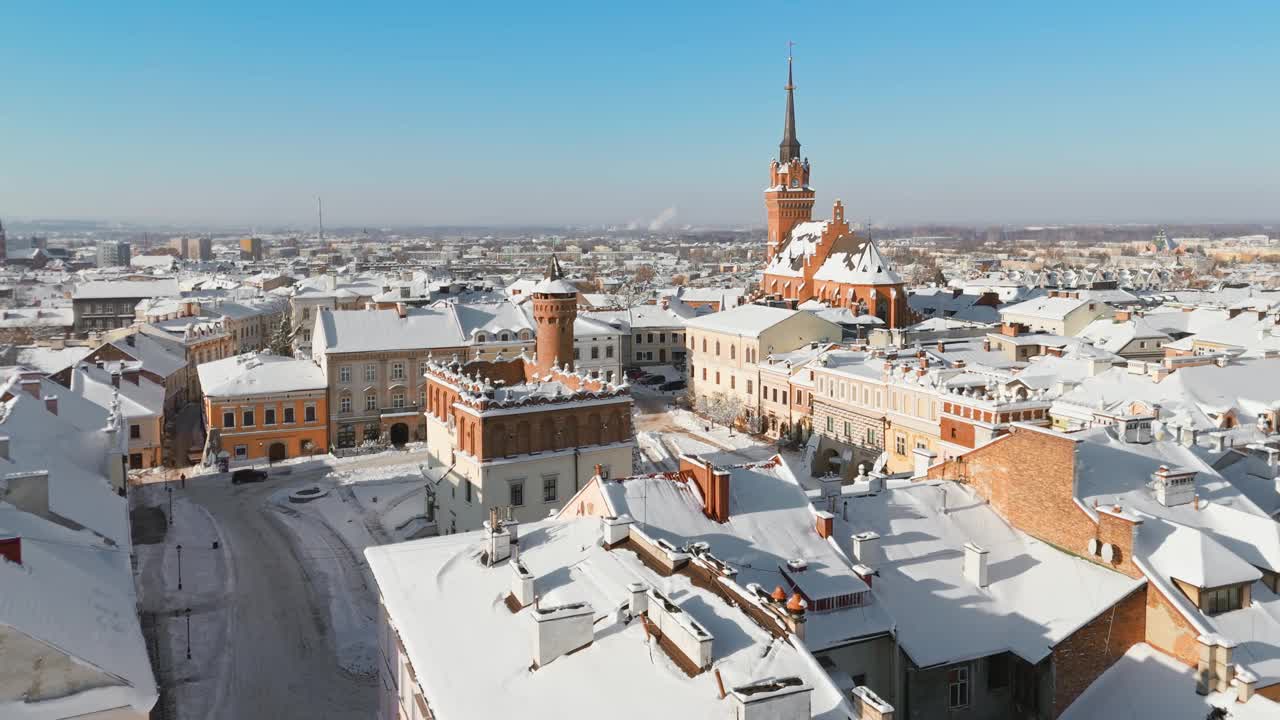 波兰下雪天的Tarnow市场广场鸟瞰图视频素材