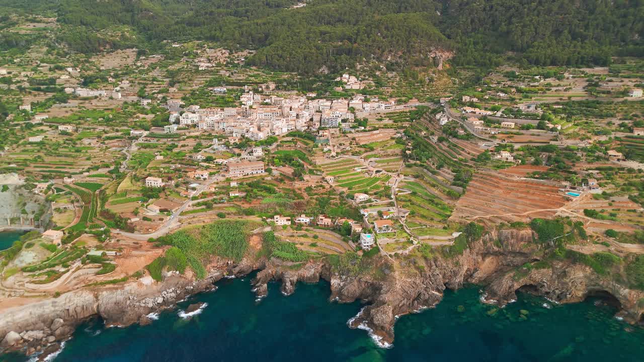 西班牙巴利阿里群岛马略卡岛Banyalbufar村鸟瞰图视频素材