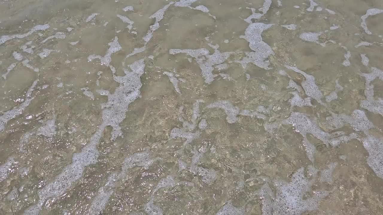 在越南芽庄风景优美的沙滩上，海浪飞溅和泡沫。视频下载