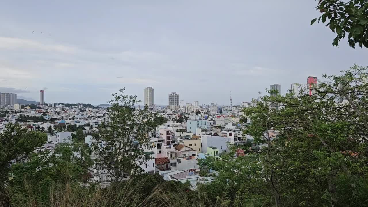 夕阳下的越南芽庄市全景。视频下载