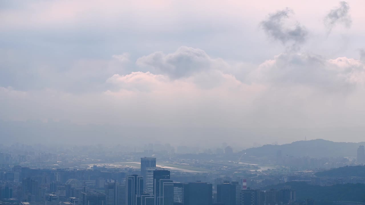 雾都:雨后的台北天际线。视频素材