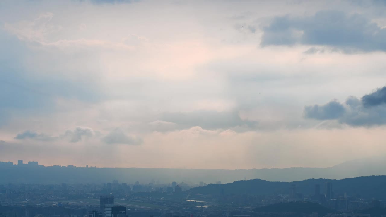 雾都:雨后的台北天际线。视频下载