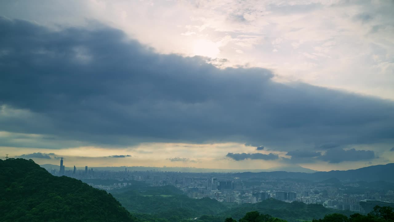 夏雨过后，眺望黄昏时分的城市。视频素材