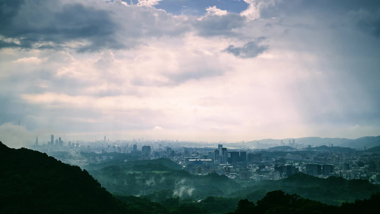 夏雨过后，眺望黄昏时分的城市。视频下载