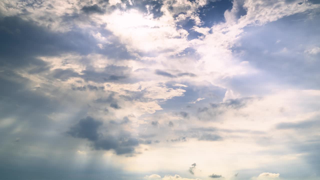 短暂的美:雨后云舞。视频下载