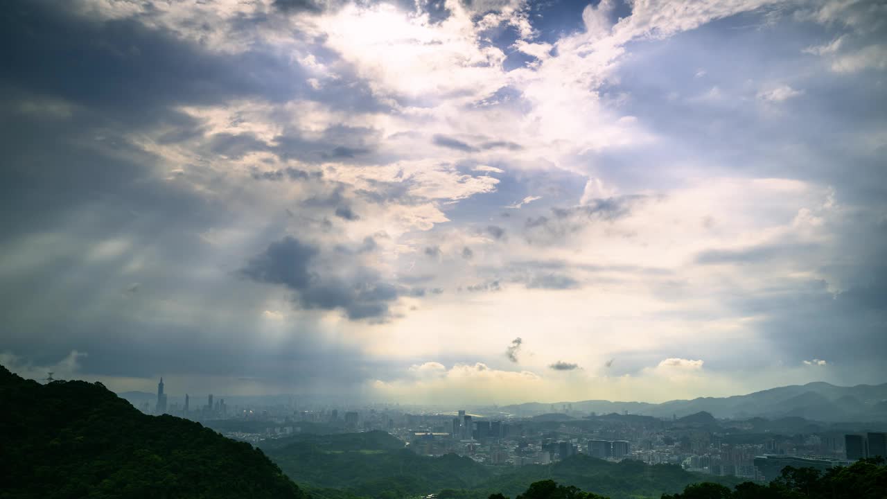 夏雨过后，眺望黄昏时分的城市。视频素材