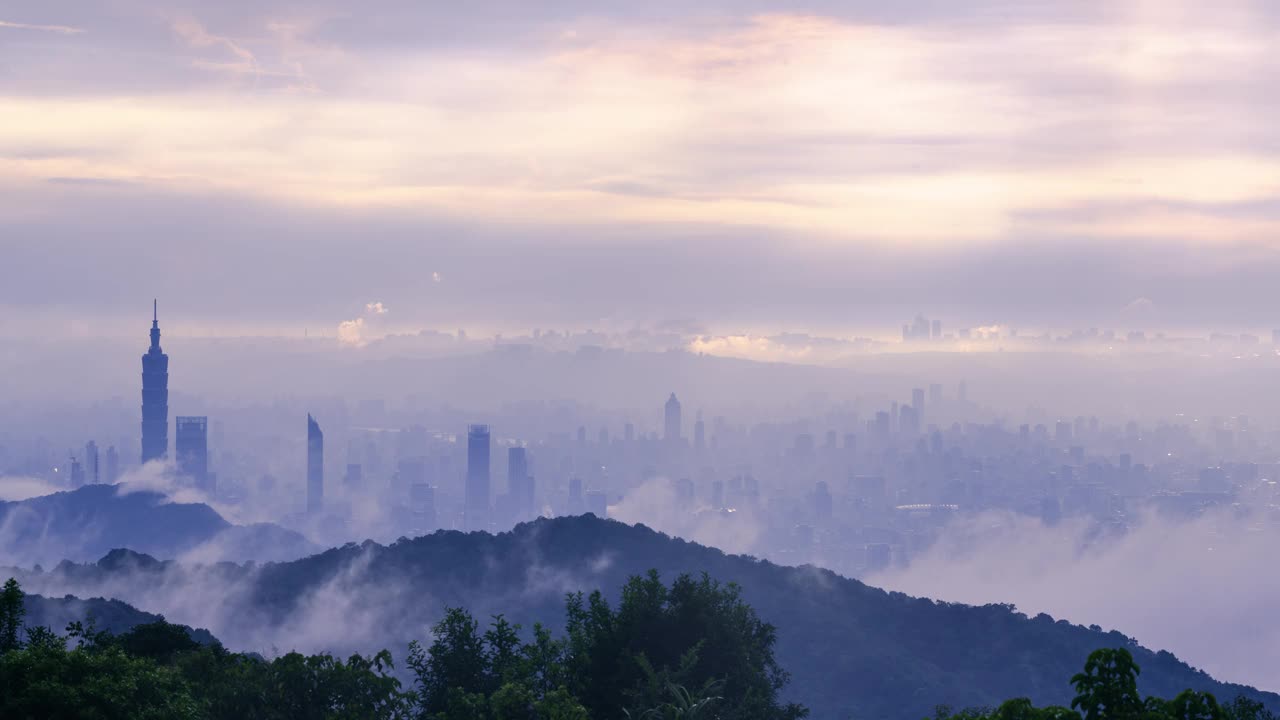 迷雾都市:笼罩在雾中的城市剪影。视频下载