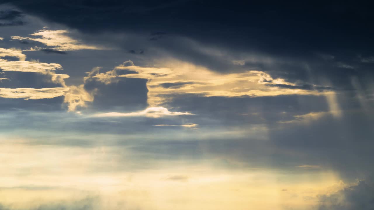 短暂的美:雨后云舞。视频素材