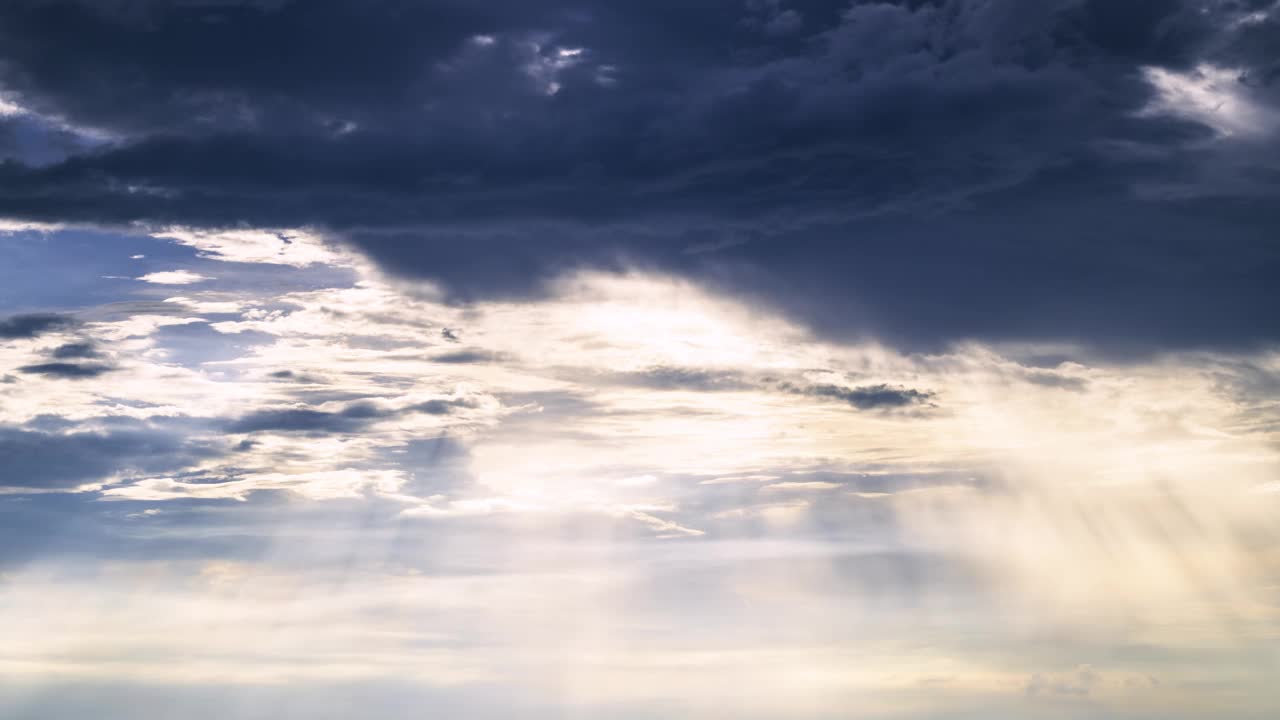 短暂的美:雨后云舞。视频素材