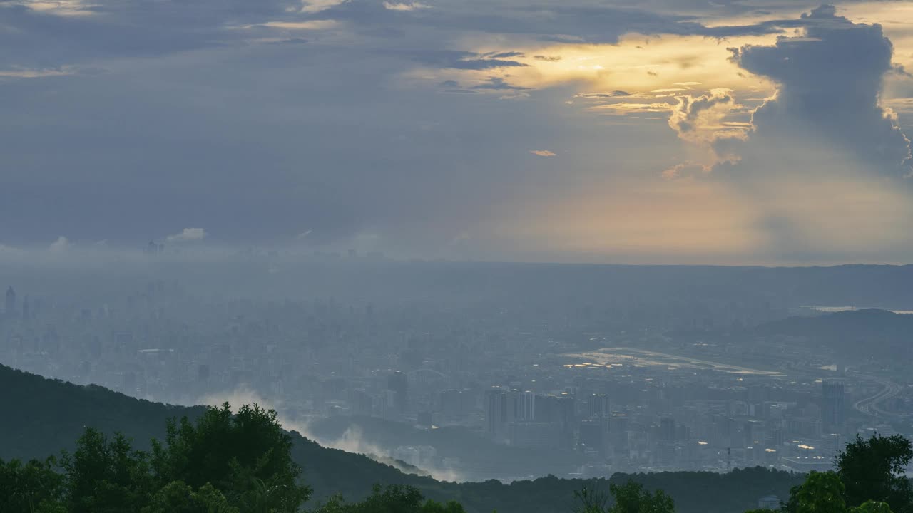 天际线拥抱:沐浴在金色阳光下的城市天际线。视频素材