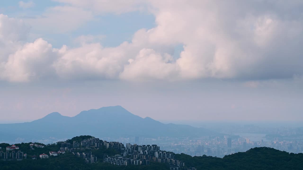 快速移动的白云掠过山顶上的房子。视频下载