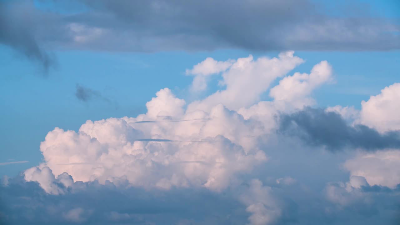 台湾台北上空云层上升的景象。视频下载