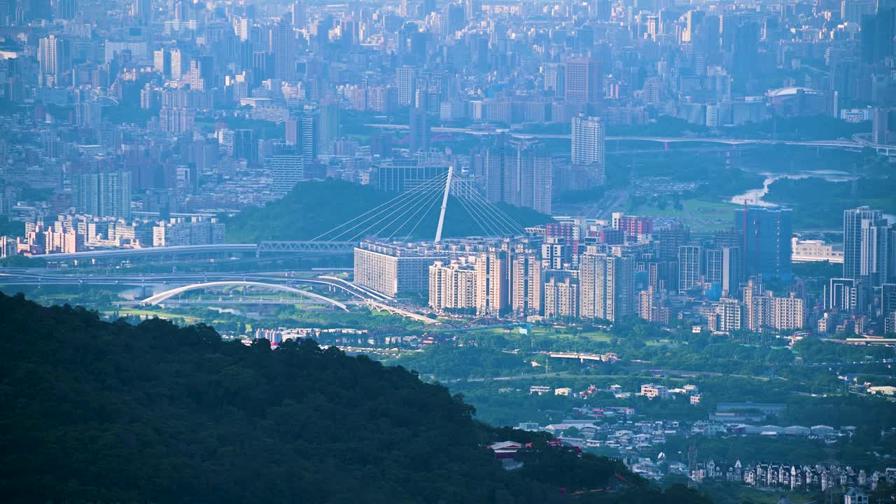 城市挂毯:城市交通鸟瞰图。视频下载