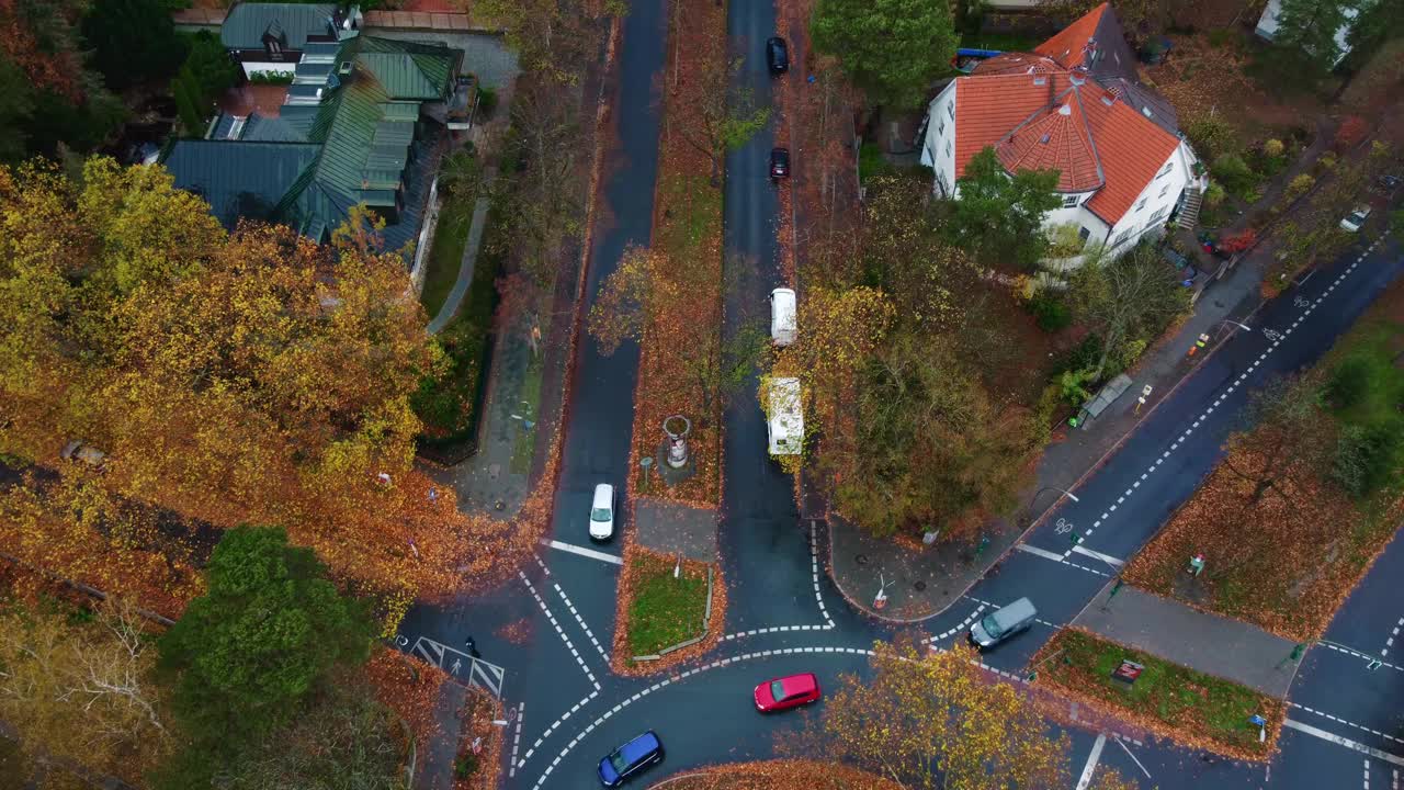 柏林市中心街道上的交通鸟瞰图视频素材