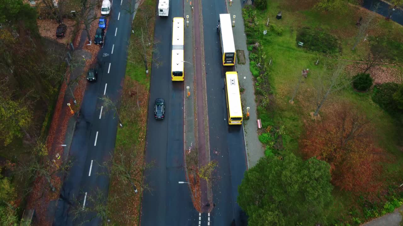 柏林市中心街道上的交通鸟瞰图视频素材