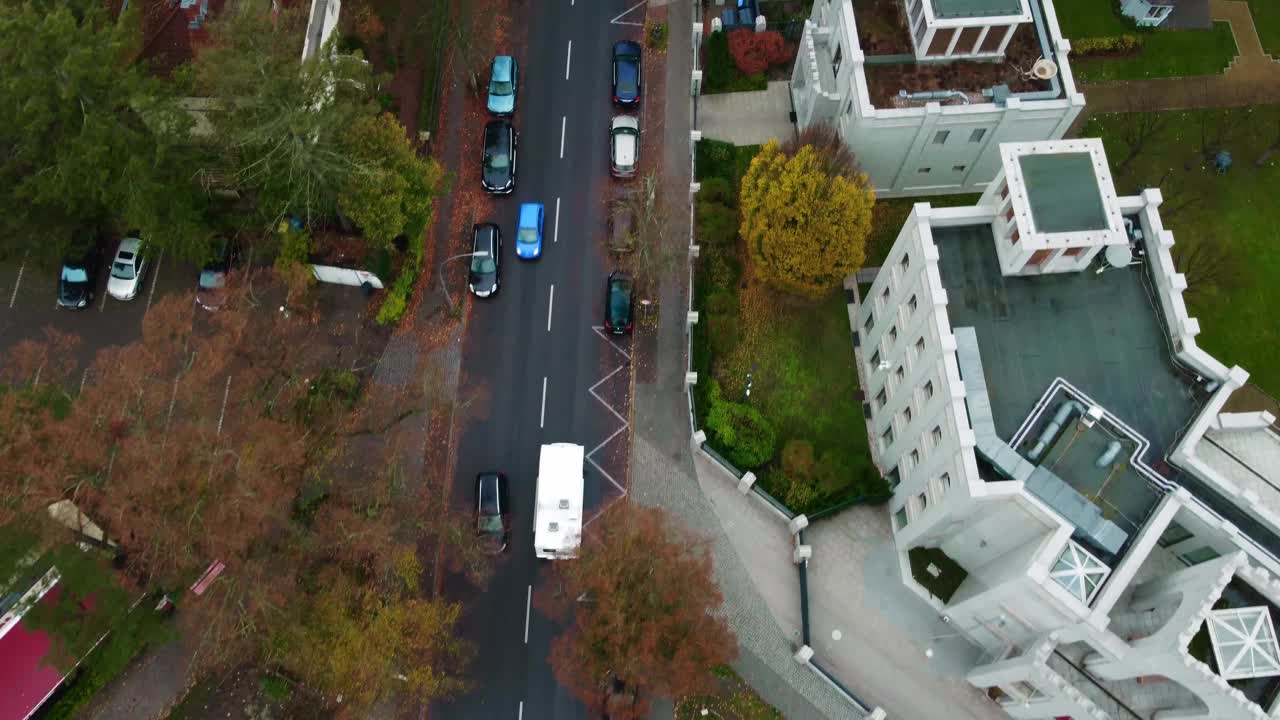 柏林市中心街道上的交通鸟瞰图视频下载