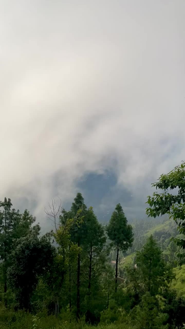 上拉开伯尔-普赫图赫瓦的山景。森林和晴朗多云的天气有云，时间流逝视频下载