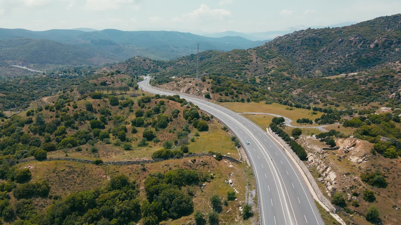 在弯曲的山路上行驶的车辆视频素材