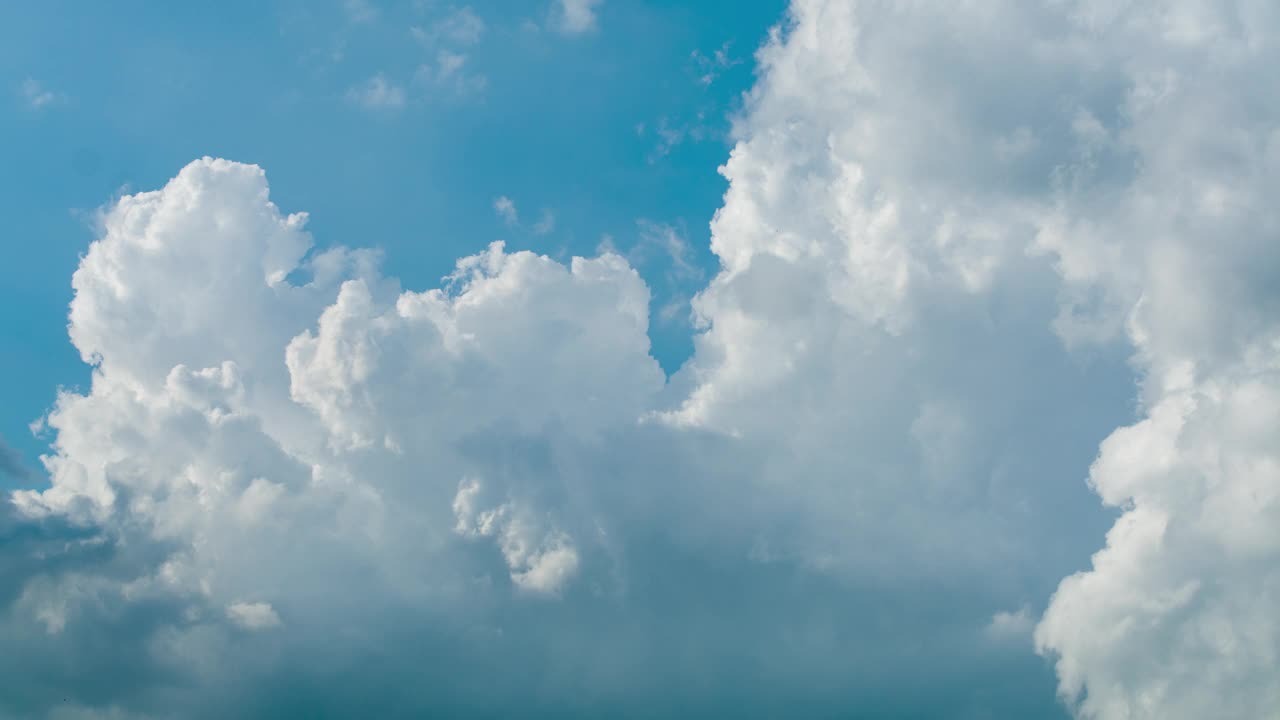 天空和云，由于气流的运动和天气条件的变化视频下载