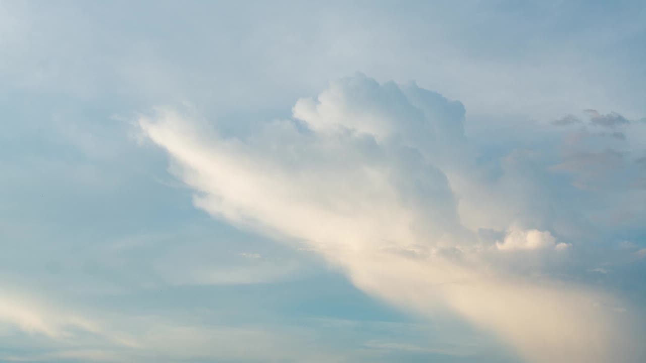 天空和云，由于气流的运动和天气条件的变化视频下载