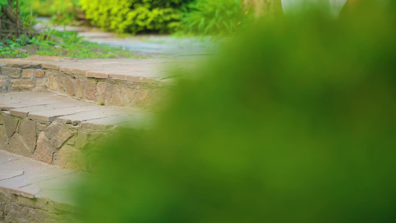 特写镜头女腿踩楼梯性感脚高跟鞋凉鞋鞋视频素材