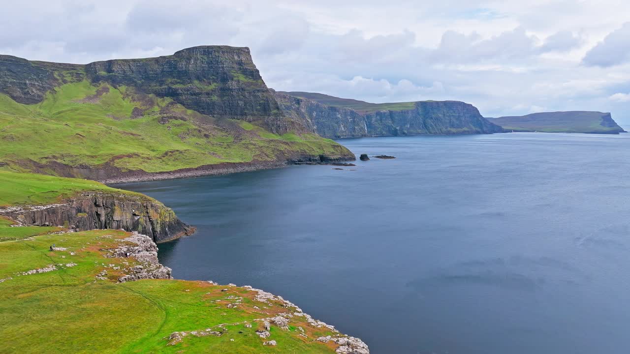 英国苏格兰海岸线上悬崖峭壁的鸟瞰图。苏格兰高地。视频素材