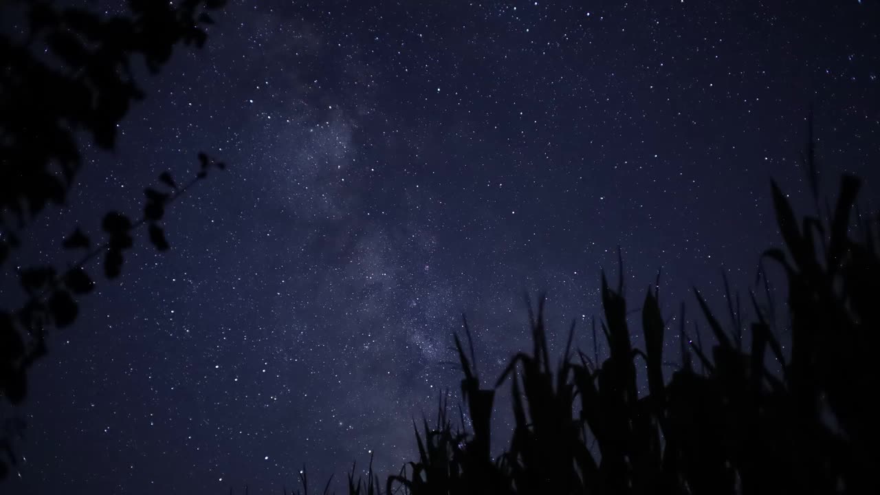 星星划过夜空的运动视频下载