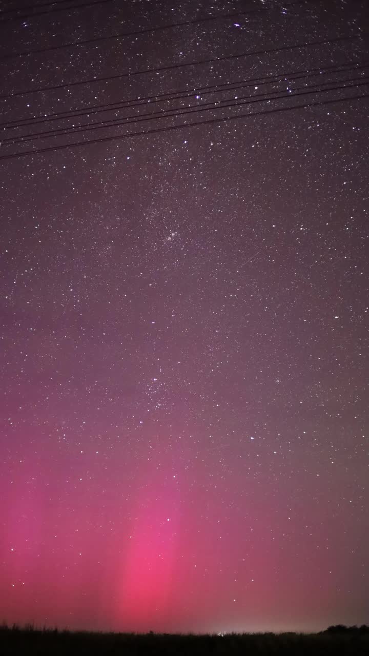 夜空中的红色极光视频素材