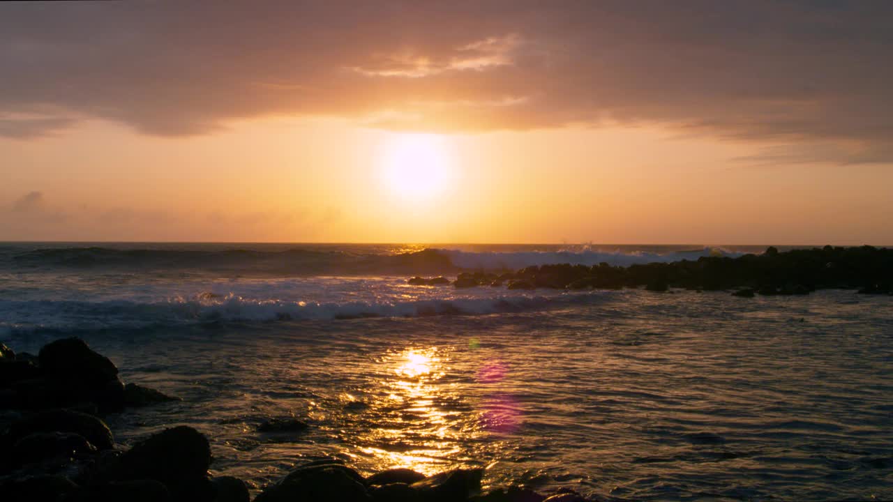 风景优美，放松的海景，日落在黄金时间的地平线上。视频素材