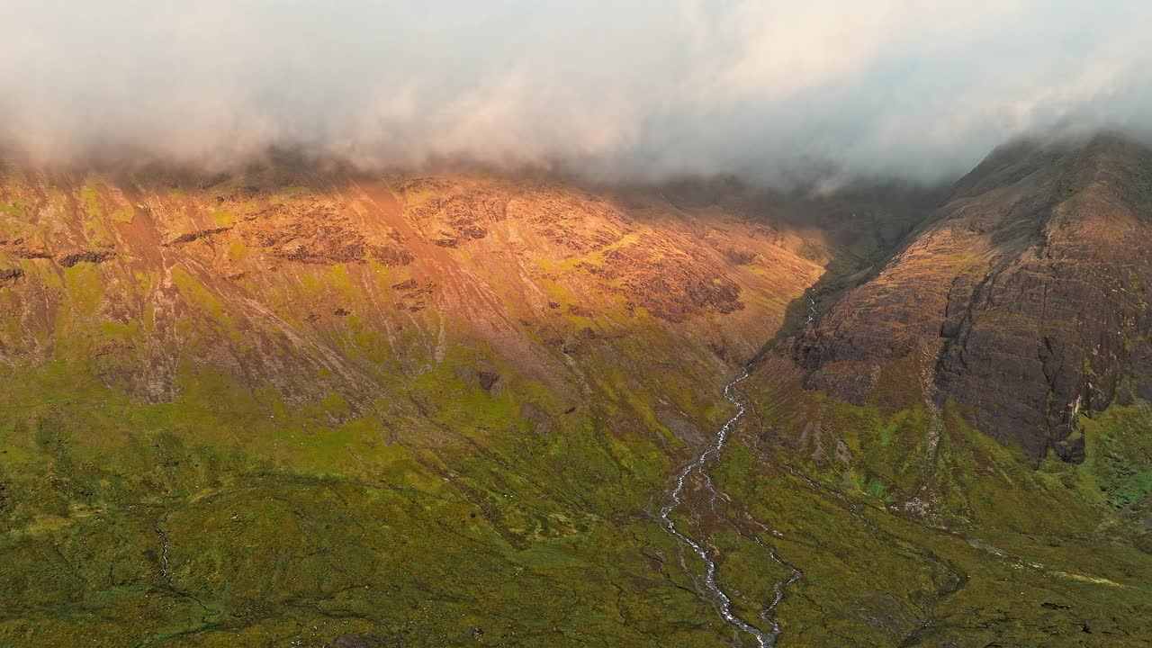 斯凯岛一座高山上的日落美景。视频下载