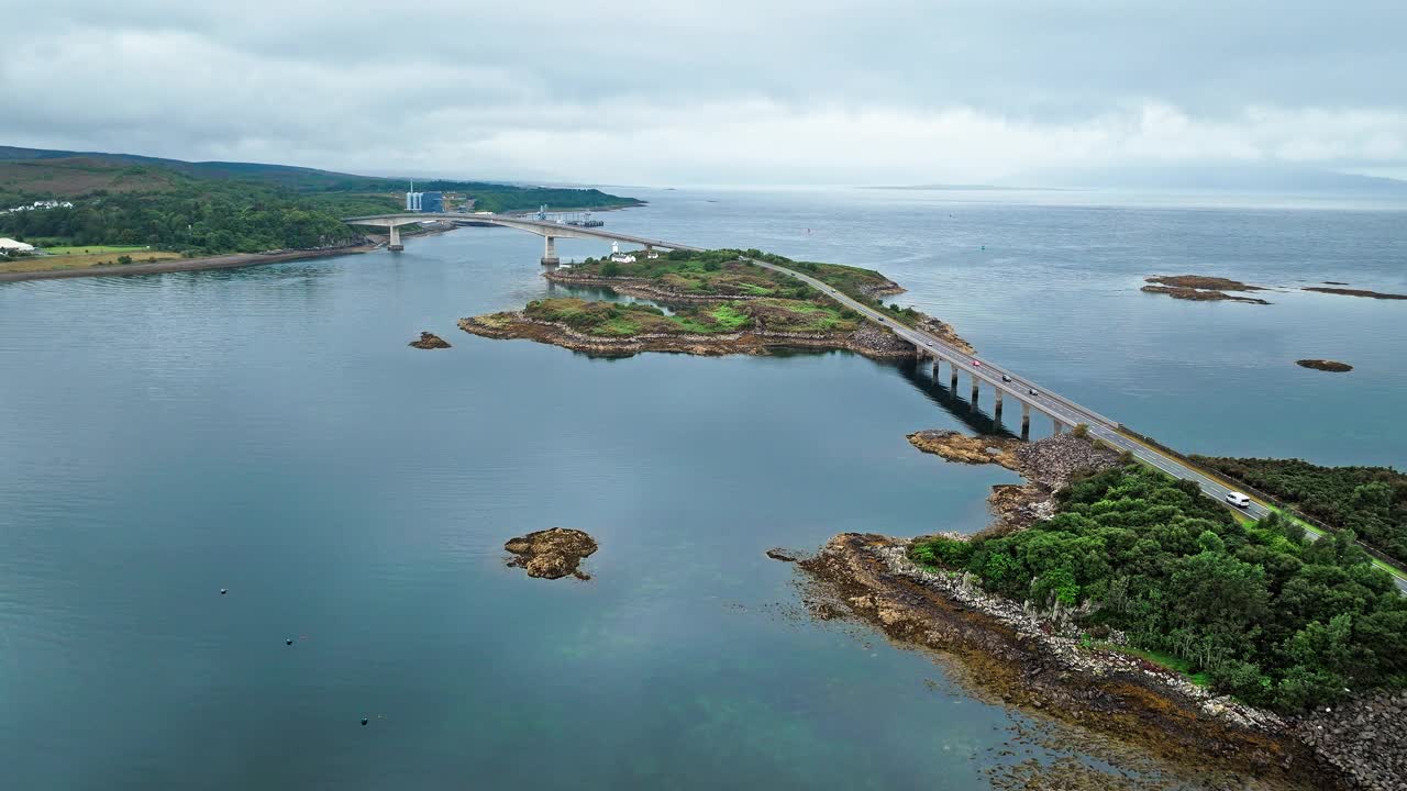 天空岛混凝土公路桥的鸟瞰图。视频素材