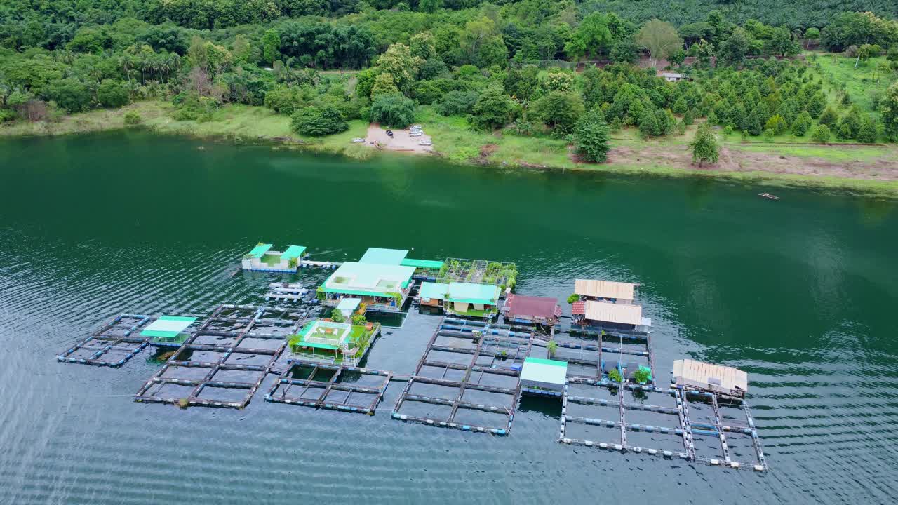 泰国北碧府桂河和水上房屋的鸟瞰图。美丽的漂浮小屋和在桂河上航行的泰国长尾船。视频素材