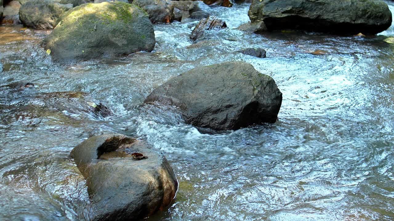 水面从天然溪流流过，流过天然岩石，看起来清爽。视频素材