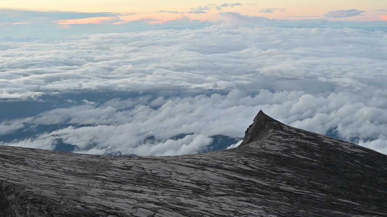 马来西亚基纳巴卢山的标志性山峰南峰日出前的画面。视频素材