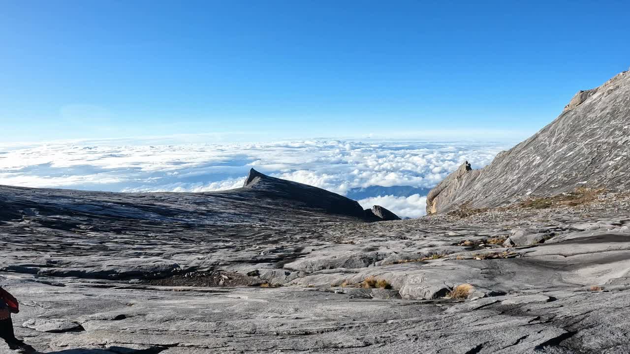 游客从马来西亚基纳巴卢山下山时的镜头。视频下载