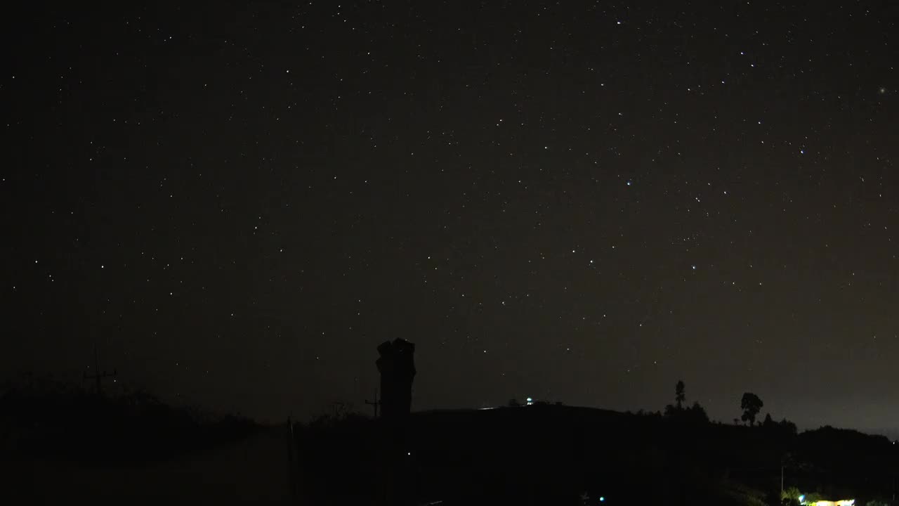 许多星星夜空在黑暗的天空在山顶。视频下载