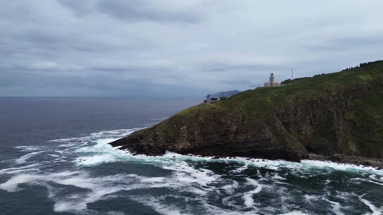 阴天和海浪，无人机拍摄。视频下载