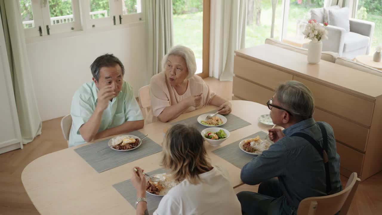 高年级的朋友一起吃午饭视频下载