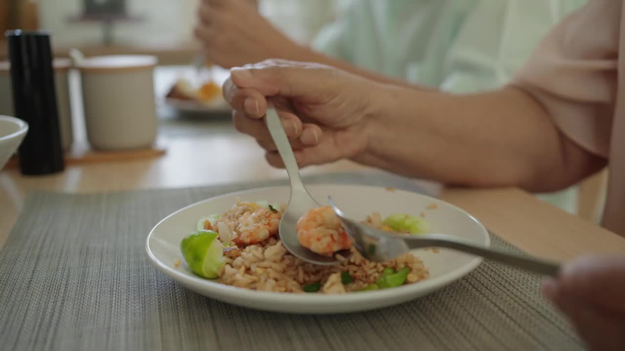 女上司正在吃午饭视频下载