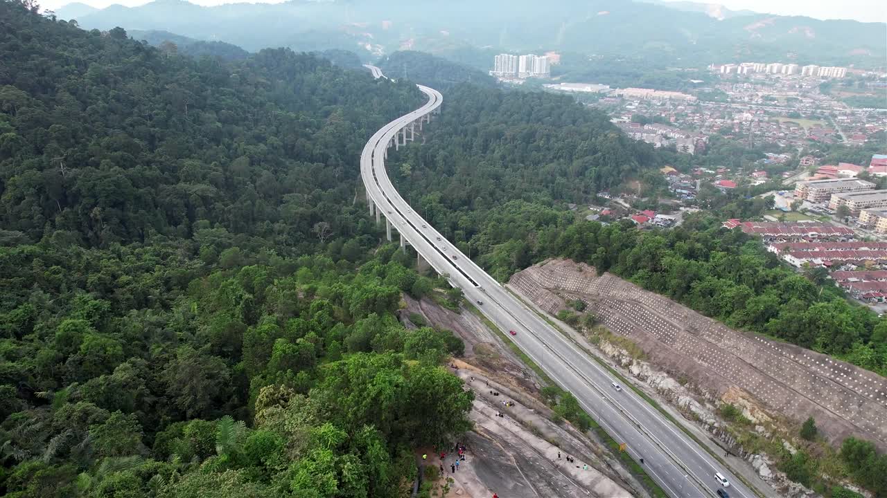 无人机拍摄的拉旺旁路，也被称为拉旺雪连达高速公路，位于雪兰莪州，以解决道路拥堵。这条路线将雪连大到西拉阳的旅行时间从2小时缩短到30分钟视频素材