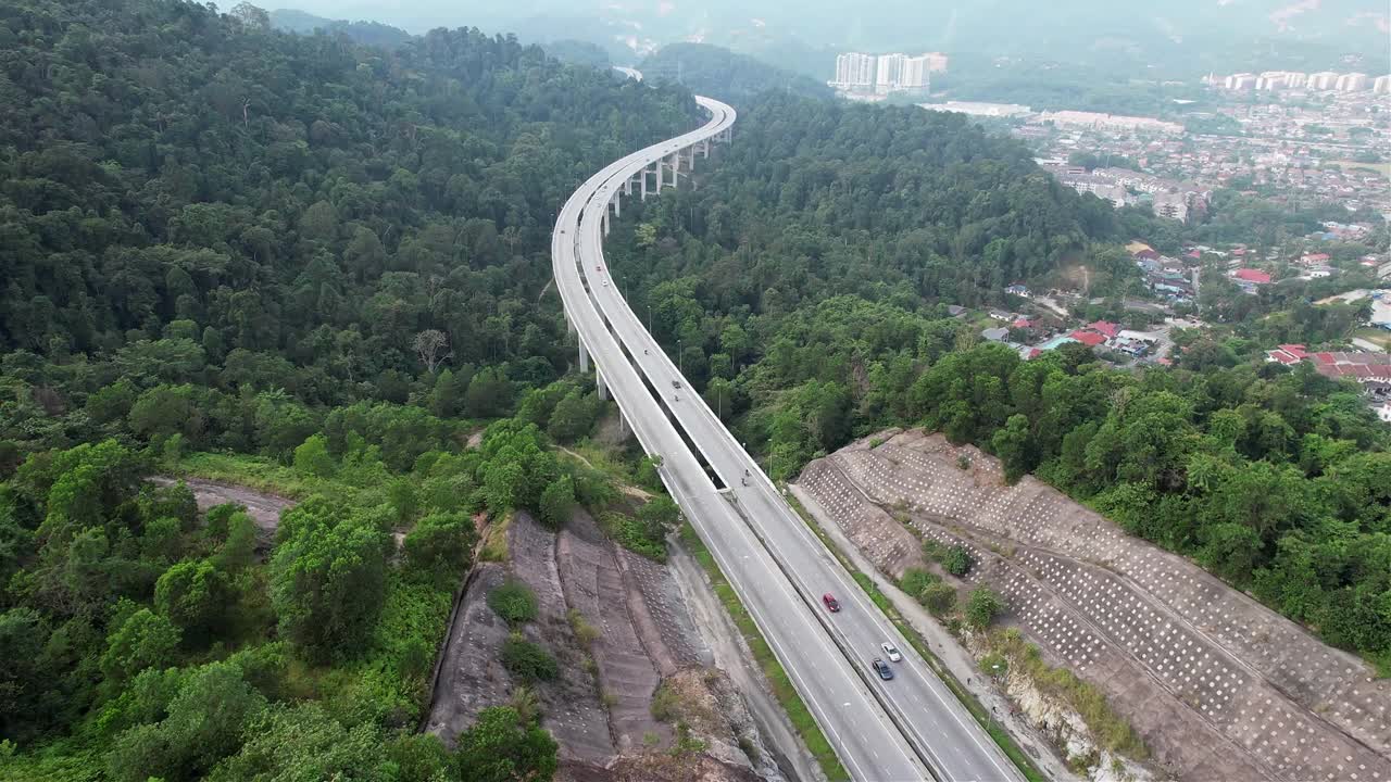 无人机拍摄的拉旺旁路，也被称为拉旺雪连达高速公路，位于雪兰莪州，以解决道路拥堵。这条路线将雪连大到西拉阳的旅行时间从2小时缩短到30分钟视频素材