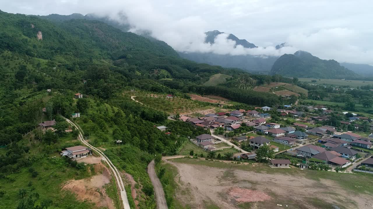 鸟瞰图泰国清莱靠近泰缅边境的泰国北部村庄和种植水稻的农田视频下载