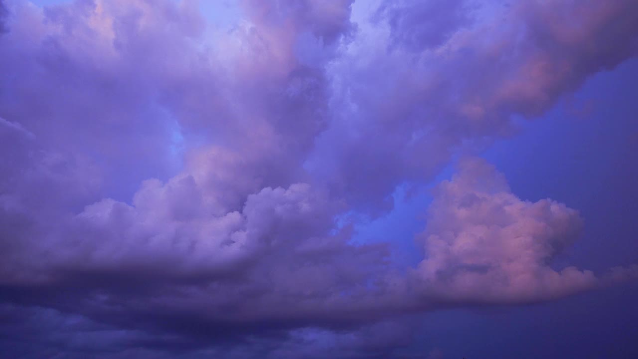 戏剧性的天空延时4K。风暴天空快速运动。视频下载