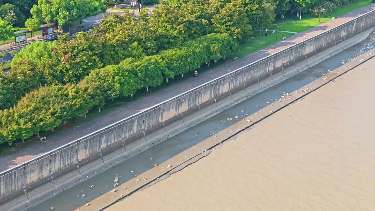 钱塘江边休闲跑道航拍图视频下载