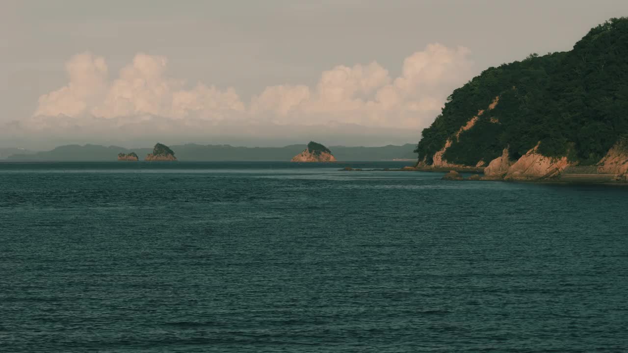 夏季，户外或旅游、暑假，雷雨或积雨云漂浮在海面上的壮观景象视频下载