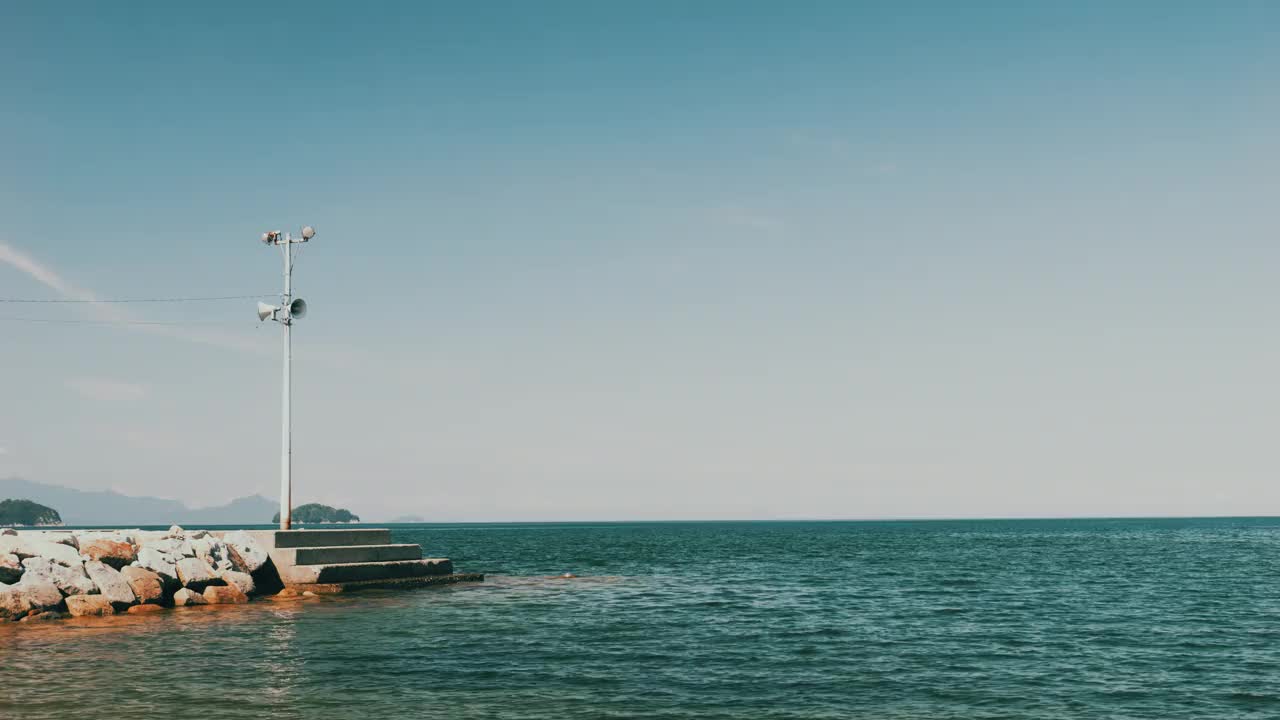 夏季，户外或旅游、暑假，雷雨或积雨云漂浮在海面上的壮观景象视频下载